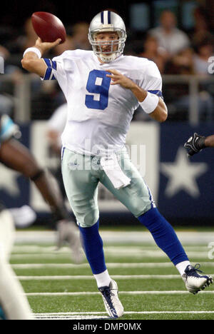 28 septembre 2009 - Arlington, Texas, États-Unis - 28 septembre 2009 : Dallas Cowboys quarterback Tony Romo # 9 passe vers. Les Dallas Cowboys défait les Panthers 21-7 au stade de cow-boy à Arlington, au Texas. (Crédit Image : © Margaret Bowles/ZUMApress.com) Southcreek/mondial Banque D'Images