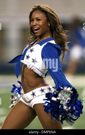 28 septembre 2009 - Arlington, Texas, États-Unis - 28 septembre 2009 : un cowboy Dallas Cheerleaders effectue pour la foule. Les Dallas Cowboys défait les Panthers 21-7 au stade de cow-boy à Arlington, au Texas. (Crédit Image : © Margaret Bowles/ZUMApress.com) Southcreek/mondial Banque D'Images