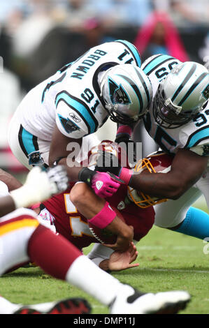 11 octobre 2009 - Charlotte, Caroline du Nord, États-Unis - 11 octobre 2009 : Caroline Panthère défensive fin Everette Brown # 91 et Caroline Panthère défensive fin Charles Johnson 95 sac Redskins de Washington le quart-arrière Jason Campbell # 17. Les Panthers défait les Redskins de Washington 20-17 au stade Bank of America à Charlotte, Caroline du Nord. (Crédit Image : © Margaret Bowles/Sou Banque D'Images