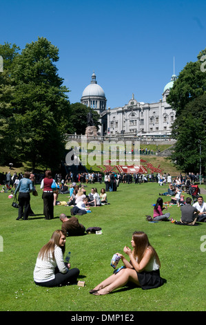 Union terrace vous relaxant dans sunshine Aberdeen Banque D'Images