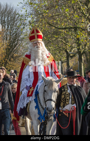 Pays-bas, Kortenhoef, veille de Saint Nicolas. Saint sur cheval blanc ou roan et Noir faire une tournée à travers l'Petes le village Banque D'Images