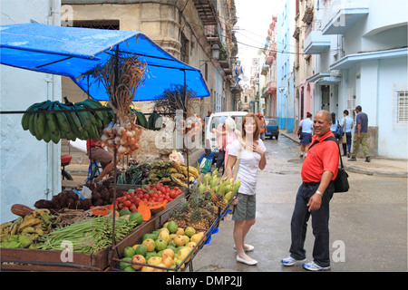 Stand de fruits et légumes, Calle Tejadillo, vieille La Havane (La Habana Vieja), Cuba, mer des Caraïbes, l'Amérique centrale Banque D'Images