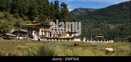 Le Bhoutan, la vallée de Bumthang, Kurjey Lhakang, vue panoramique de bâtiments du monastère Banque D'Images