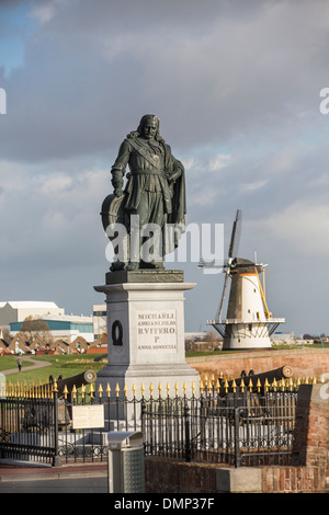 Pays-bas, Vlissingen, Statue de Michiel Adriaenszoon de Ruyter, amiraux compétents en néerlandais l'histoire. Moulin à vent d'arrière-plan Banque D'Images