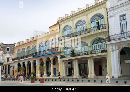 Les bâtiments coloniaux restaurés, la Plaza Vieja, la vieille ville de La Havane (La Habana Vieja), Cuba, mer des Caraïbes, l'Amérique centrale Banque D'Images