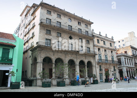 Bâtiments coloniaux, Plaza de San Francisco, la vieille ville de La Havane (La Habana Vieja), Cuba, mer des Caraïbes, l'Amérique centrale Banque D'Images