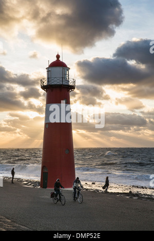 Pays-bas, Westkapelle, Light House sur la digue. Femme, Homme et les cyclistes Banque D'Images