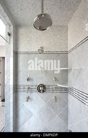 Douche à l'intérieur de l'intérieur salle de bains blanc Banque D'Images