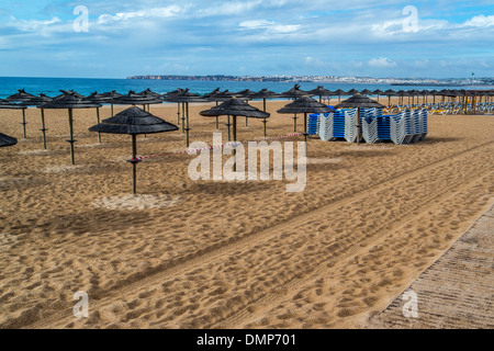 Une plage vide à la fin de la saison estivale, avec les lits tous empilés et en attendant l'élimination de la parasols Banque D'Images
