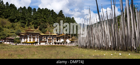 Le Bhoutan, la vallée de Bumthang, Kurjey Lhakang, vue panoramique du monastère et les drapeaux de prières Banque D'Images