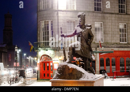 Aberdeen castlegate neige Gordon highlanders statue Banque D'Images