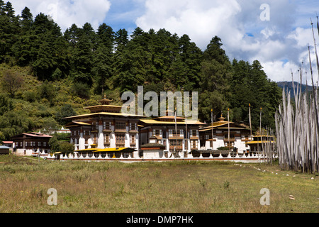 Le Bhoutan, la vallée de Bumthang, Kurjey Lhakang, monastère et les drapeaux de prières Banque D'Images