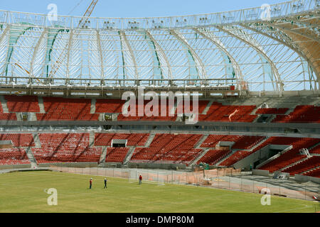 Porto Alegre, Brésil. Le 15 décembre, 2013. Vue de l'intérieur presque terminé "stade Beira Rio Stadium" à Porto Alegre, Brésil, le 15 décembre 2013. Photo : Marcus Brandt/dpa/Alamy Live News Banque D'Images