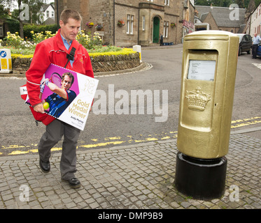 Dunblane postman John Elliot avec un commemerative Andy Murray stamp à l'or nouvellement peintes post box après la victoire de Murray à Banque D'Images