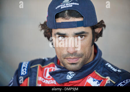 22 août 2009 - Sonoma, Californie, États-Unis - 22 août 2009 : pilote de course Dragon Luczo Raphael Matos de Belo Horizonte, Brésil, signe des autographes au Grand Prix Indy de Sonoma, Infineon Raceway, Sonoma, CA Â© Matt Cohen / Southcreek Global 2009 (Image Crédit : © Matt Cohen/ZUMApress.com) Southcreek/mondial Banque D'Images