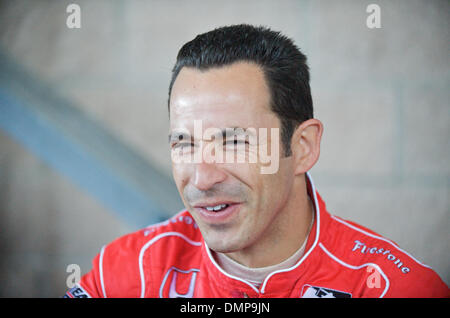 22 août 2009 - Sonoma, Californie, États-Unis - 22 août 2009 : Le pilote de l'équipe Penske Helio Castroneves de Sao Paulo, Brésil, signe des autographes au Grand Prix Indy de Sonoma, Infineon Raceway, Sonoma, CA Â© Matt Cohen / Southcreek Global 2009 (Image Crédit : © Matt Cohen/ZUMApress.com) Southcreek/mondial Banque D'Images