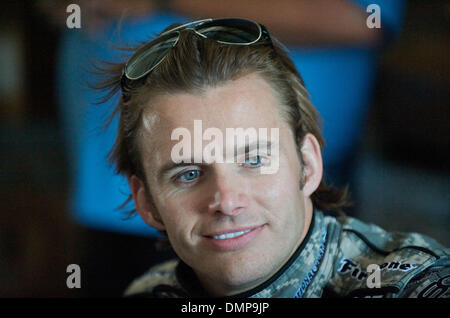 22 août 2009 - Sonoma, Californie, États-Unis - 22 août 2009 : pilote Panther Racing de Dan Wheldon Emberton, Angleterre, signe des autographes au Grand Prix Indy de Sonoma, Infineon Raceway, Sonoma, CA Â© Matt Cohen / Southcreek Global 2009 (Image Crédit : © Matt Cohen/ZUMApress.com) Southcreek/mondial Banque D'Images