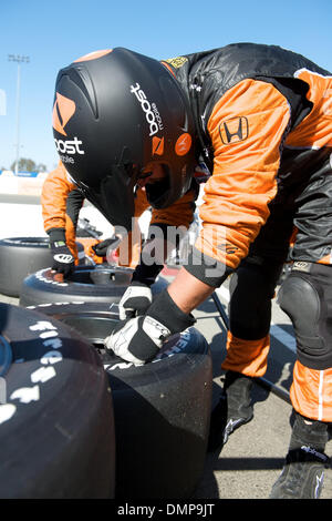 23 août 2009 - Sonoma, Californie, États-Unis - 23 août 2009 : Danica Patrick's Andretti Green Racing pit crew travaille sur pneus au Grand Prix Indy de Sonoma, Infineon Raceway, Sonoma, CA Â© Matt Cohen / Southcreek Global 2009 (Image Crédit : © Matt Cohen/ZUMApress.com) Southcreek/mondial Banque D'Images