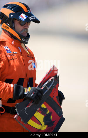 23 août 2009 - Sonoma, Californie, États-Unis - 23 août 2009 : un travailleur de sécurité extrait partie de Graham Rahal à l'aile avant du Grand Prix Indy de Sonoma, Infineon Raceway, Sonoma, CA Â© Matt Cohen / Southcreek Global 2009 (Image Crédit : © Matt Cohen/ZUMApress.com) Southcreek/mondial Banque D'Images