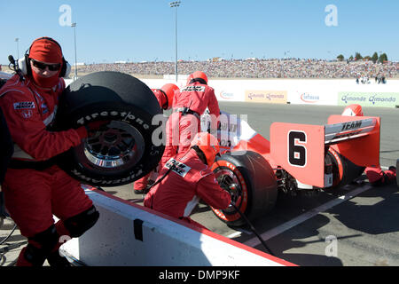 23 août 2009 - Sonoma, Californie, États-Unis - 23 août 2009 : l'équipe Penske Ryan Briscoe pit crew se prépare pour un arrêt au Grand Prix Indy de Sonoma, Infineon Raceway, Sonoma, CA Â© Matt Cohen / Southcreek Global 2009 (Image Crédit : © Matt Cohen/ZUMApress.com) Southcreek/mondial Banque D'Images