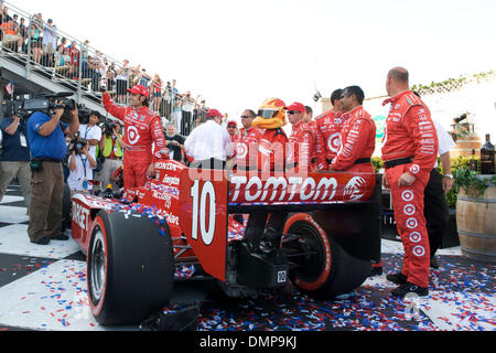 23 août 2009 - Sonoma, Californie, États-Unis - 23 août 2009 : Cible Chip Ganassi Racing driver Dario Franchitti et célébrer l'équipage dans le Cercle des gagnants au Grand Prix Indy de Sonoma, Infineon Raceway, Sonoma, CA Â© Matt Cohen / Southcreek Global 2009 (Image Crédit : © Matt Cohen/ZUMApress.com) Southcreek/mondial Banque D'Images