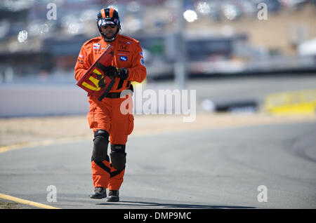 23 août 2009 - Sonoma, Californie, États-Unis - 23 août 2009 : un travailleur de sécurité extrait partie de Graham Rahal à l'aile avant du Grand Prix Indy de Sonoma, Infineon Raceway, Sonoma, CA Â© Matt Cohen / Southcreek Global 2009 (Image Crédit : © Matt Cohen/ZUMApress.com) Southcreek/mondial Banque D'Images