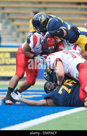 12 septembre 2009 - Berkeley, Californie, États-Unis - 12 septembre 2009 : Eastern Washington deuxième tournant retour Darriell Beaumonte tente de sortir de sa propre zone d'en-but que Cal sophomore linebacker Mychal Kendricks et défensive junior poseur Derrick Hill faire pression pour une sécurité pendant la NCAA football match entre l'Eastern Washington University et l'Université de Californie à Memorial Stadi Banque D'Images
