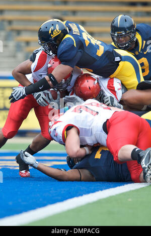 12 septembre 2009 - Berkeley, Californie, États-Unis - 12 septembre 2009 : Eastern Washington deuxième tournant retour Darriell Beaumonte tente de sortir de sa propre zone d'en-but que Cal sophomore linebacker Mychal Kendricks et défensive junior poseur Derrick Hill faire pression pour une sécurité pendant la NCAA football match entre l'Eastern Washington University et l'Université de Californie à Memorial Stadi Banque D'Images