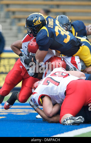 12 septembre 2009 - Berkeley, Californie, États-Unis - 12 septembre 2009 : Eastern Washington deuxième tournant retour Darriell Beaumonte tente de sortir de sa propre zone d'en-but que Cal sophomore linebacker Mychal Kendricks et défensive junior poseur Derrick Hill faire pression pour une sécurité pendant la NCAA football match entre l'Eastern Washington University et l'Université de Californie à Memorial Stadi Banque D'Images