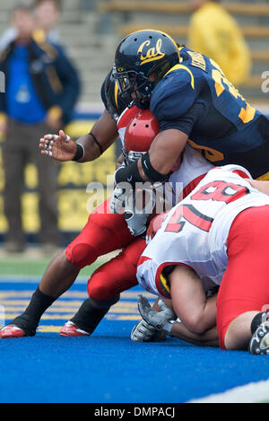 12 septembre 2009 - Berkeley, Californie, États-Unis - 12 septembre 2009 : Eastern Washington deuxième tournant retour Darriell Beaumonte tente de sortir de sa propre zone d'en-but que Cal sophomore linebacker Mychal Kendricks et défensive junior poseur Derrick Hill faire pression pour une sécurité pendant la NCAA football match entre l'Eastern Washington University et l'Université de Californie à Memorial Stadi Banque D'Images
