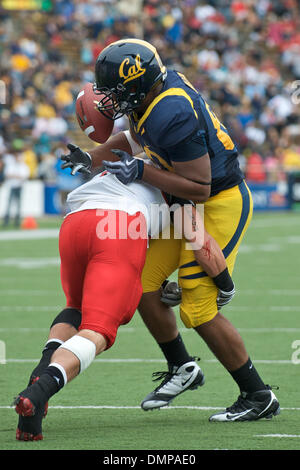 12 septembre 2009 - Berkeley, Californie, États-Unis - 12 septembre 2009 : Cal sophomore tight end Anthony Miller perd la poignée sur la balle au cours de la NCAA football match entre l'Eastern Washington University et l'Université de Californie à Berkeley dans Memorial Stadium, CA. Â© Matt Cohen / Southcreek Global 2009 (Image Crédit : © Matt Cohen/ZUMApress.com) Southcreek/mondial Banque D'Images