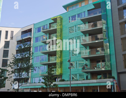 L'architecture scandinave moderne dans le domaine de l'Oslo Norvège avec le fjord d'Oslo, à la porte des appartements colorés Banque D'Images