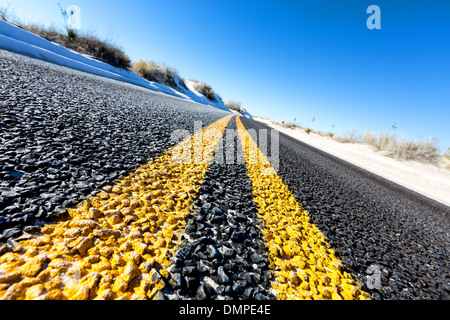 Ligne de démarcation jaune sur la route d'asphalte Banque D'Images