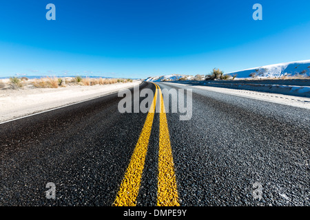 Ligne de démarcation jaune sur la route d'asphalte Banque D'Images