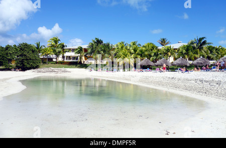 Plage de sable blanc dans une journée ensoleillée à Varadero, Cuba Banque D'Images