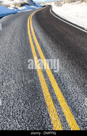 Ligne de démarcation jaune sur la route d'asphalte Banque D'Images