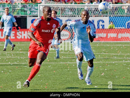 Septembre 13, 2009 - Toronto, Ontario, Canada - 12 septembre 2009 : Toronto FC Nana Attakora-Gyan (3) chasse après la balle comme Rapids Omar Cummings (14) montres sur au cours du premier semestre. Le Colorado Rapids a perdu 3-2 pour le Toronto FC dans l'action de la Major League Soccer joué au BMO Field à Toronto, Ontario. (Crédit Image : © Steve Southcreek Dormer/global/ZUMApress.com) Banque D'Images