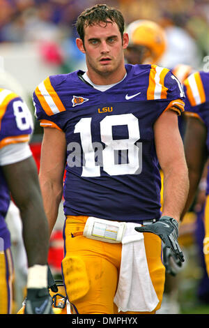 26 septembre 2009 - STARKVILLE, Mississippi, États-Unis - 26 septembre 2009 : Tight End Richard Dickson (18) en direction de la salle de casier après la première moitié. La LSU Tigers a vaincu les Bulldogs de MSU 30 - 26 Stade Wade Davis à Starkville en MS. (Crédit Image : © Epicéa Derden/ZUMApress.com) Southcreek/mondial Banque D'Images