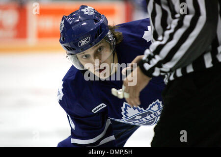 Le 30 septembre 2009 - Oshawa, Ontario, Canada - 30 septembre 2009 : Marlies Christian Hanson (20) attend la fin de la liste déroulante de la rondelle. Les Bulldogs de Hamilton ont joué les Marlies de Toronto et les battit 3-0 à la Centre de GM à Oshawa (Ontario) (Crédit Image : © Steve Southcreek Dormer/global/ZUMApress.com) Banque D'Images