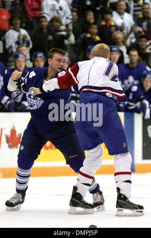 Le 30 septembre 2009 - Oshawa, Ontario, Canada - 30 septembre 2009 : l'ailier gauche du Bulldog Andrew Conboy (12) et MarliesThe les Bulldogs d'Hamilton a joué les Marlies de Toronto et les battit 3-0 à la Centre de GM à Oshawa (Ontario) (Crédit Image : © Steve Southcreek Dormer/global/ZUMApress.com) Banque D'Images