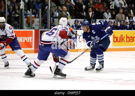 Le 30 septembre 2009 - Oshawa, Ontario, Canada - 30 septembre 2009 : Marlies le capitaine Ben Ondrus (23) chasse la rondelle dans la zone du Bulldog. Les Bulldogs de Hamilton ont joué les Marlies de Toronto et les battit 3-0 à la Centre de GM à Oshawa (Ontario) (Crédit Image : © Steve Southcreek Dormer/global/ZUMApress.com) Banque D'Images