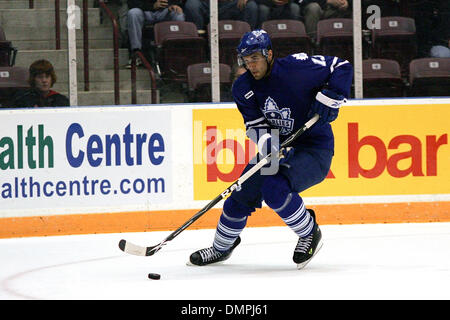 Le 30 septembre 2009 - Oshawa, Ontario, Canada - 30 septembre 2009 : Marlies Andre Deveaux (13) casse vers le bull-dog net. Les Bulldogs de Hamilton ont joué les Marlies de Toronto et les battit 3-0 à la Centre de GM à Oshawa (Ontario) (Crédit Image : © Steve Southcreek Dormer/global/ZUMApress.com) Banque D'Images