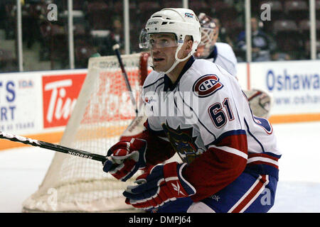 Le 30 septembre 2009 - Oshawa, Ontario, Canada - 30 septembre 2009 : Bulldog's Andre Benoit (61) suit la rondelle la ronde en verre.Les Bulldogs d'Hamilton a joué les Marlies de Toronto et les battit 3-0 à la Centre de GM à Oshawa (Ontario) (Crédit Image : © Steve Southcreek Dormer/global/ZUMApress.com) Banque D'Images