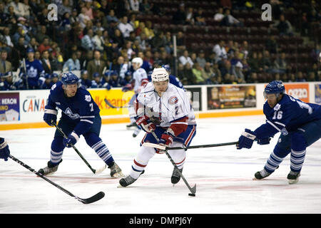 Le 30 septembre 2009 - Oshawa, Ontario, Canada - 30 septembre 2009 : Bulldog's Mathieu Darche (21) prend la rondelle dans la zone des Marlies. Les Bulldogs de Hamilton ont joué les Marlies de Toronto et les battit 3-0 à la Centre de GM à Oshawa (Ontario) (Crédit Image : © Steve Southcreek Dormer/global/ZUMApress.com) Banque D'Images