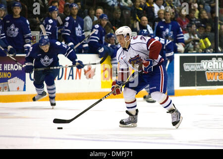 Le 30 septembre 2009 - Oshawa, Ontario, Canada - 30 septembre 2009 : Mathieu Carle (72 Bulldogs) prend la rondelle dans la zone des Marlies. Les Bulldogs de Hamilton ont joué les Marlies de Toronto et les battit 3-0 à la Centre de GM à Oshawa (Ontario) (Crédit Image : © Steve Southcreek Dormer/global/ZUMApress.com) Banque D'Images