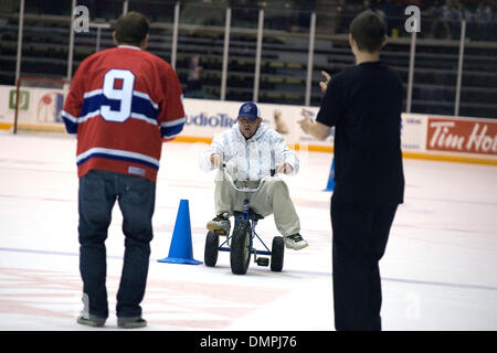 Le 30 septembre 2009 - Oshawa, Ontario, Canada - 30 septembre 2009 : Fans passer à l'action à l'entracte des festivités. Les Bulldogs de Hamilton ont joué les Marlies de Toronto et les battit 3-0 à la Centre de GM à Oshawa (Ontario) (Crédit Image : © Steve Southcreek Dormer/global/ZUMApress.com) Banque D'Images