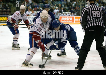 Le 30 septembre 2009 - Oshawa, Ontario, Canada - 30 septembre 2009 : Bulldog's Ryan White (25) batailles avec Marlies Alex Foster (23) dans la deuxième période. Les Bulldogs de Hamilton ont joué les Marlies de Toronto et les battit 3-0 à la Centre de GM à Oshawa (Ontario) (Crédit Image : © Steve Southcreek Dormer/global/ZUMApress.com) Banque D'Images