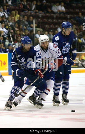 Le 30 septembre 2009 - Oshawa, Ontario, Canada - 30 septembre 2009 : Marlies Alex Foster (23) prend la rondelle dans la zone du Bulldog. Les Bulldogs de Hamilton ont joué les Marlies de Toronto et les battit 3-0 à la Centre de GM à Oshawa (Ontario) (Crédit Image : © Steve Southcreek Dormer/global/ZUMApress.com) Banque D'Images