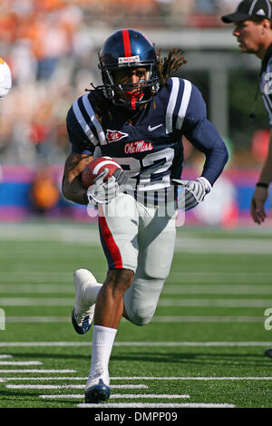 14 novembre 2009 - Oxford, Mississippi, USA - 14 novembre 2009 : Dexter McCluster (22) brise un trou pour un touché au premier trimestre. L'Ole Miss Tennessee les rebelles mènent 21-14 à la moitié des bénévoles à Vaught Hemingway Stadium à Oxford MS. (Crédit Image : © Epicéa Derden/ZUMApress.com) Southcreek/mondial Banque D'Images