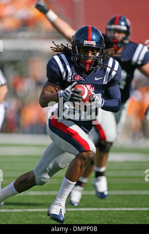 14 novembre 2009 - Oxford, Mississippi, USA - 14 novembre 2009 : Dexter McCluster (22) brise un trou pour un touché au premier trimestre. L'Ole Miss Tennessee les rebelles mènent 21-14 à la moitié des bénévoles à Vaught Hemingway Stadium à Oxford MS. (Crédit Image : © Epicéa Derden/ZUMApress.com) Southcreek/mondial Banque D'Images